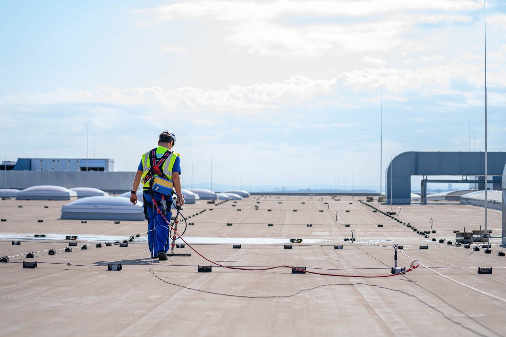 Técnico TRM inspeccionando cubierta plana